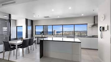 Apartment, 3 Bedrooms (Skyhome) | Private kitchen | Full-sized fridge, microwave, oven, stovetop