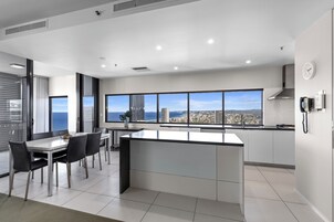 Apartamento, 3 habitaciones (Skyhome) | Cocina privada | Frigorífico grande, microondas, horno y placa de cocina