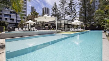 Una piscina al aire libre