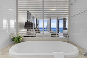 Apartamento, 2 habitaciones, vistas al mar | Baño | Bañera y ducha independientes, secador de pelo y toallas