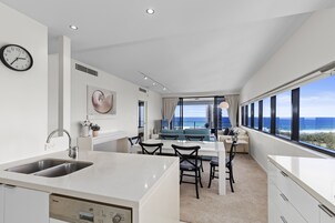 Apartamento, 3 habitaciones, vistas al mar | Cocina privada | Frigorífico grande, microondas, horno y placa de cocina