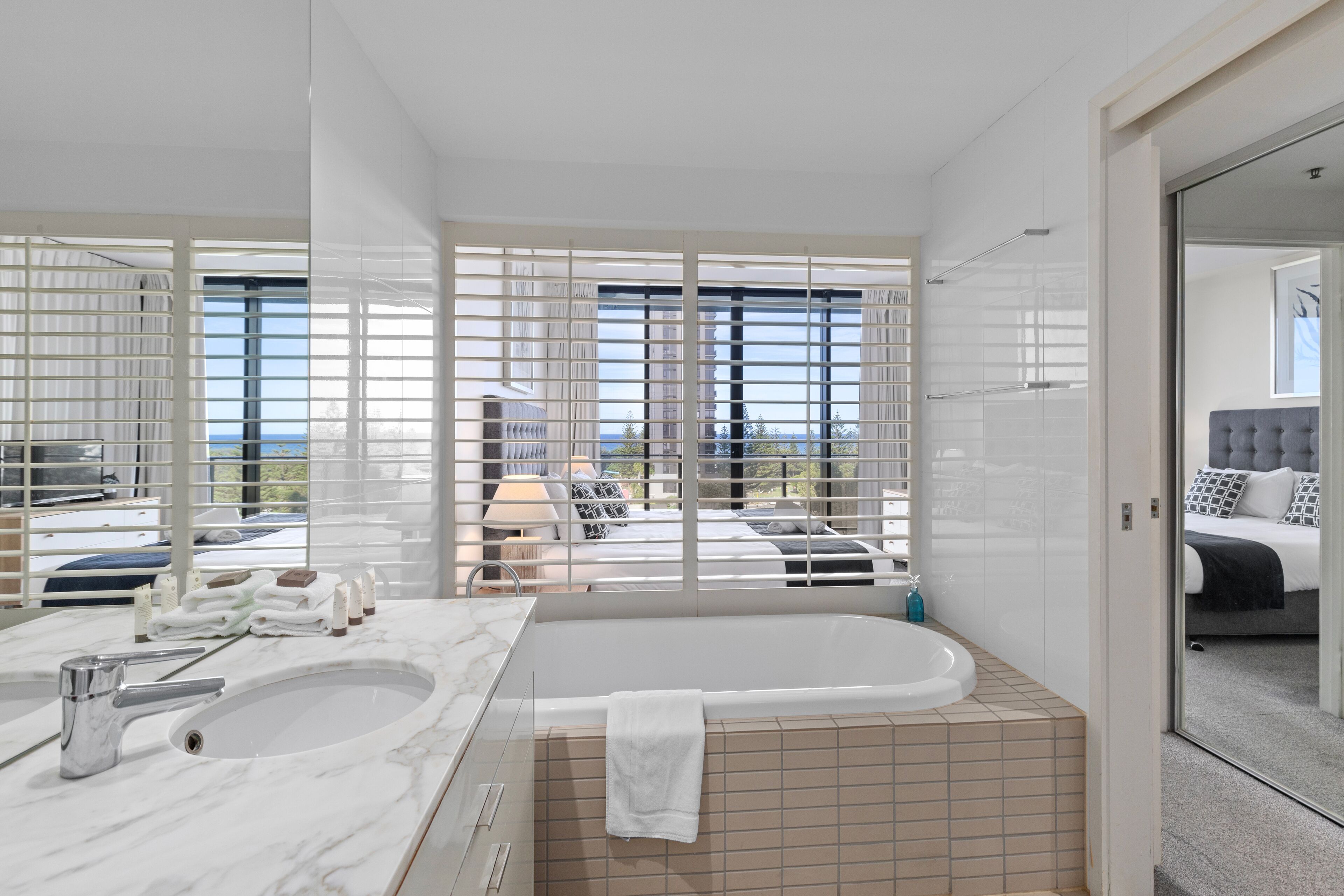 Apartament, 2 dormitoris, vistes al jardí | Bany | Banyera i dutxa independents, assecador de cabells i tovalloles 