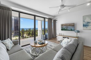 行政公寓, 2 间卧室, 海洋景观 | 起居区 | 40-英寸等离子电视 (配备卫星频道)、电视