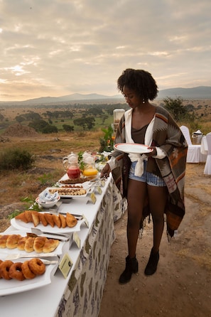Se sirven desayunos y cocina internacional; con mesas al aire libre