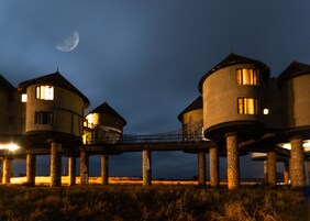 Fachada de la propiedad por la tarde o noche