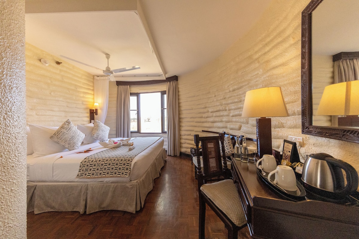 Caja de seguridad en la habitación y escritorio