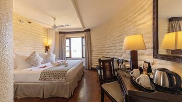 Safe på rommet, skrivebord og skrivebord for bærbar PC