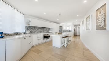 Refrigerador con freezer, microondas, horno, placa de cocina