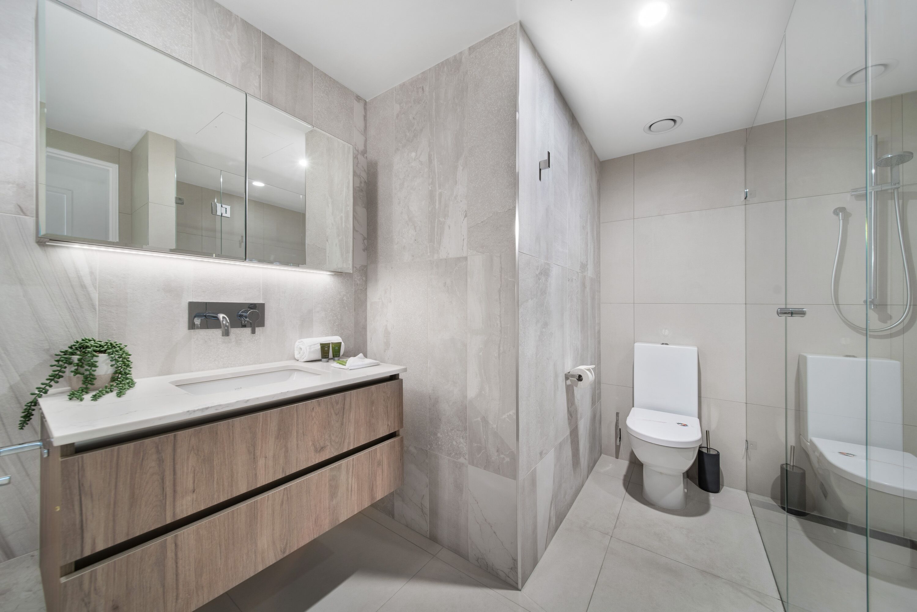 3 Bedroom Deluxe Apartment | Phòng tắm | Đồ dùng nhà tắm miễn phí, máy sấy tóc, khăn tắm, xà phòng 