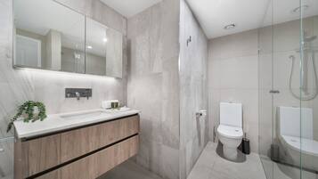 3 Bedroom Deluxe Apartment | Bathroom | Free toiletries, hair dryer, towels, soap