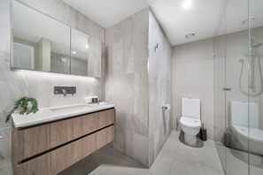 3 Bedroom Deluxe Apartment | Bad | Toalettartikler (inkludert), hårføner, håndklær og såpe