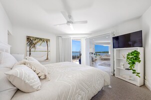 Appartement Luxe, 3 chambres (Waterfront) | Espace de travail pour ordinateur portable, fer et planche à repasser