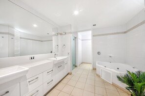 奢华公寓, 3 间卧室 (Waterfront) | 浴室 | 独立的浴缸和淋浴、按摩浴缸、免费洗浴用品、吹风机