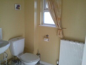 Double or Twin Room, Ensuite (Ground Floor) | Bathroom - Latchmead (Bishop's Stortford)