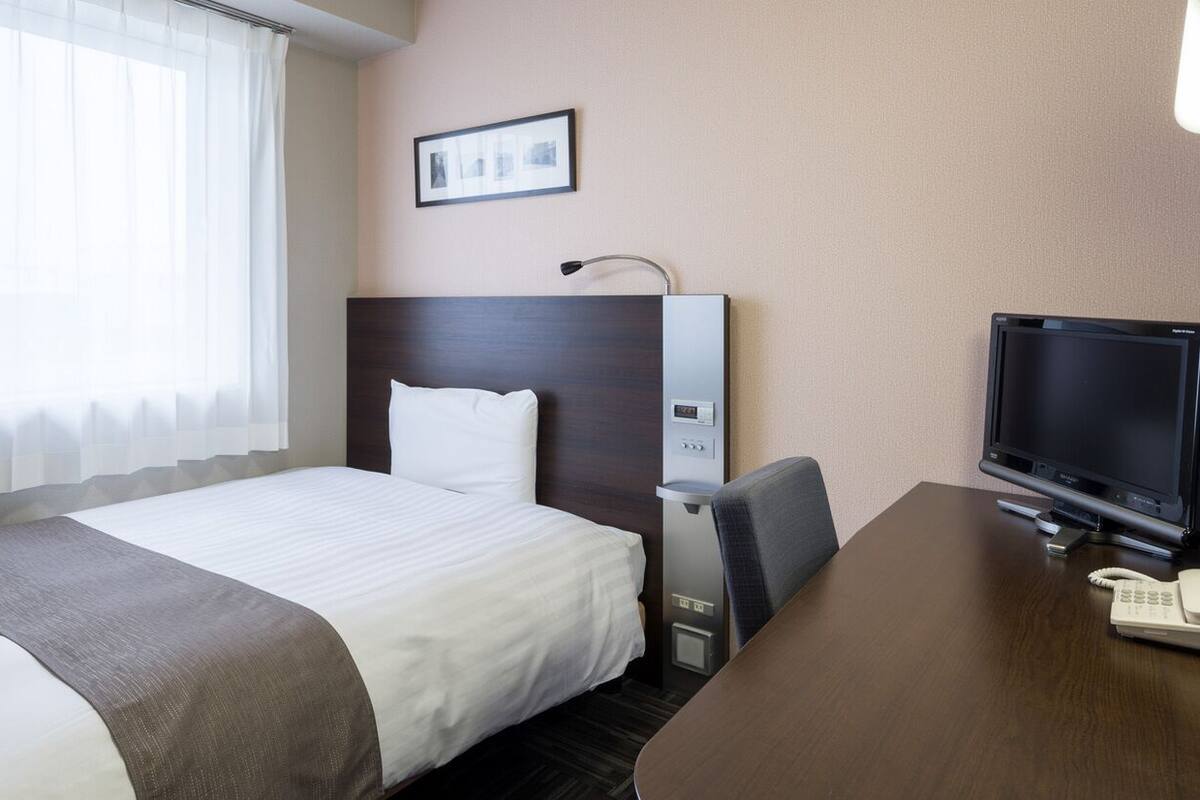 Premium bedding, desk, blackout drapes, soundproofing
