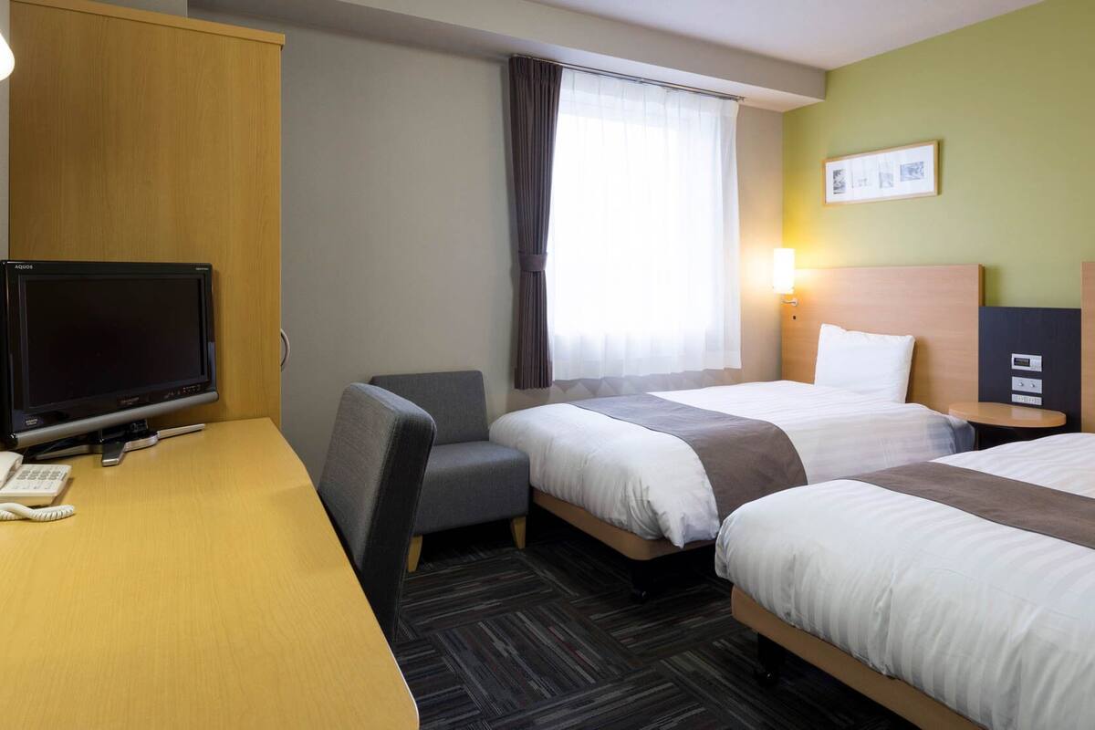 Premium bedding, desk, blackout drapes, soundproofing