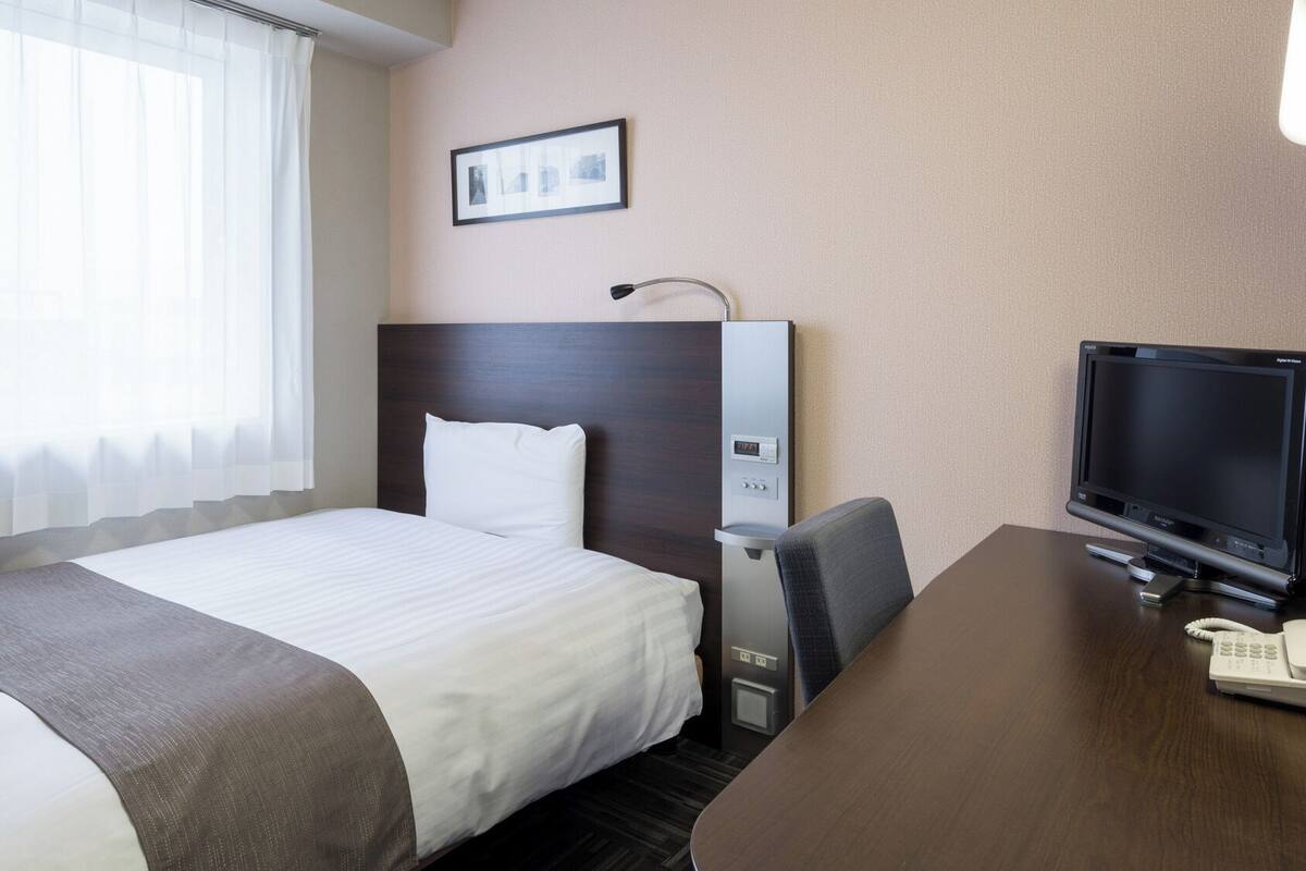 Premium bedding, desk, blackout drapes, soundproofing