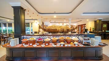 Se sirven desayunos y cocina internacional; con vista a la alberca