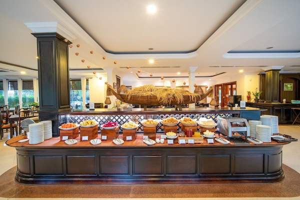 Breakfast, lunch, dinner served; international cuisine, pool views