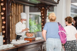 Phục vụ bữa sáng, bữa trưa và bữa tối 
