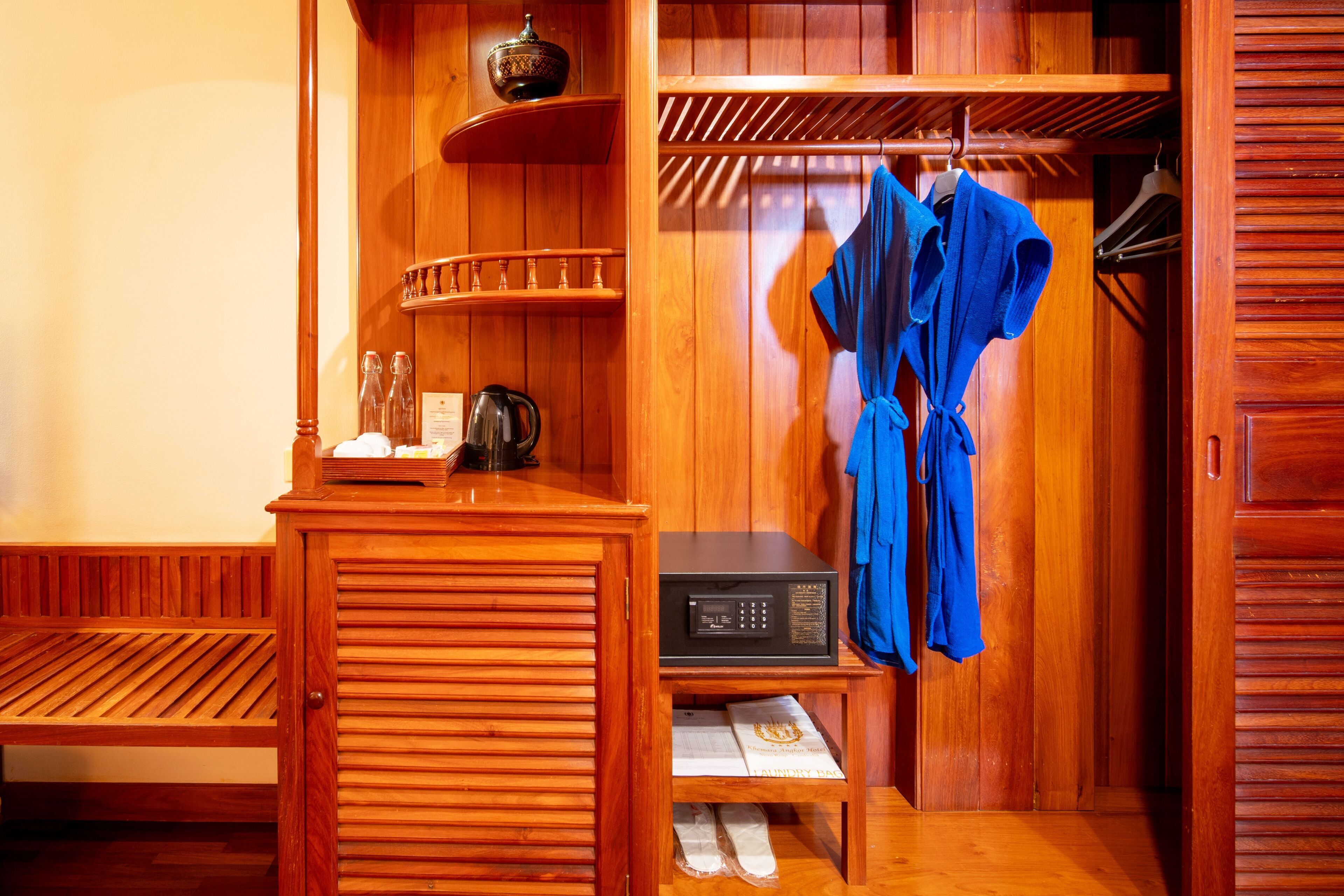 1 bedroom, down duvets, minibar, in-room safe