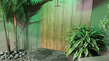 Habitación Deluxe, 2 camas Queen size | Baño | Regadera, amenidades de baño gratuitas, secadora de cabello, toallas