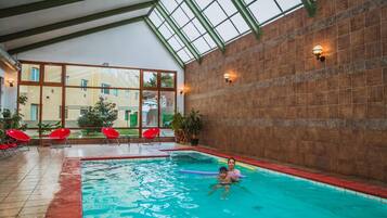 Piscine couverte, chaises longues