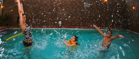 Piscine couverte, chaises longues
