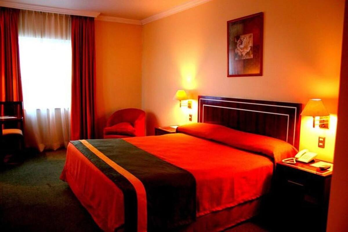 Minibar, in-room safe, desk, WiFi (free)