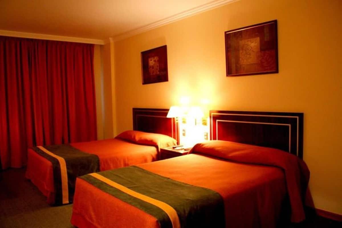 Minibar, in-room safe, desk, WiFi (free)