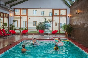 Inomhuspool och solstolar