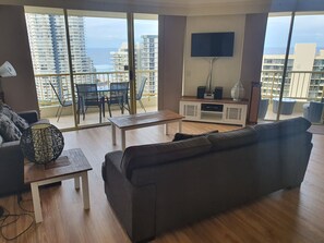 2 Bedroom Superior (Partial Air Conditioning) | Ruang tamu | Pemain DVD 