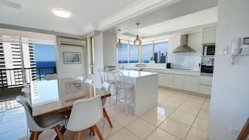 3 Bedroom Superior (Partial Air Conditioning) | Zona de estar | Un reproductor de DVD