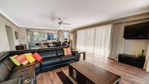 3 Bedroom Superior (Partial Air Conditioning) | 起居區 |  DVD 播放機