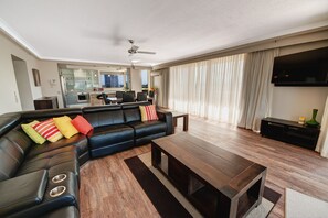 3 Bedroom Superior (Partial Air Conditioning) | Zona de estar | Un reproductor de DVD