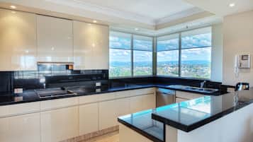 Full-size fridge, microwave, stovetop, dishwasher