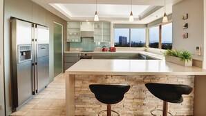 3 Bedroom Superior (Partial Air Conditioning) | 私人廚房 | 大型冰箱、微波爐、爐台、洗碗機