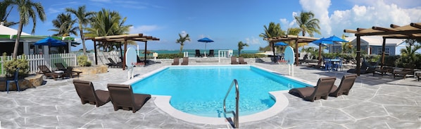 Piscina externa, guarda-sóis, espreguiçadeiras