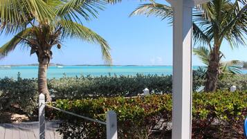 Suite estudio Deluxe, 1 cama de matrimonio grande, vistas al mar, junto a la playa | Vistas al mar