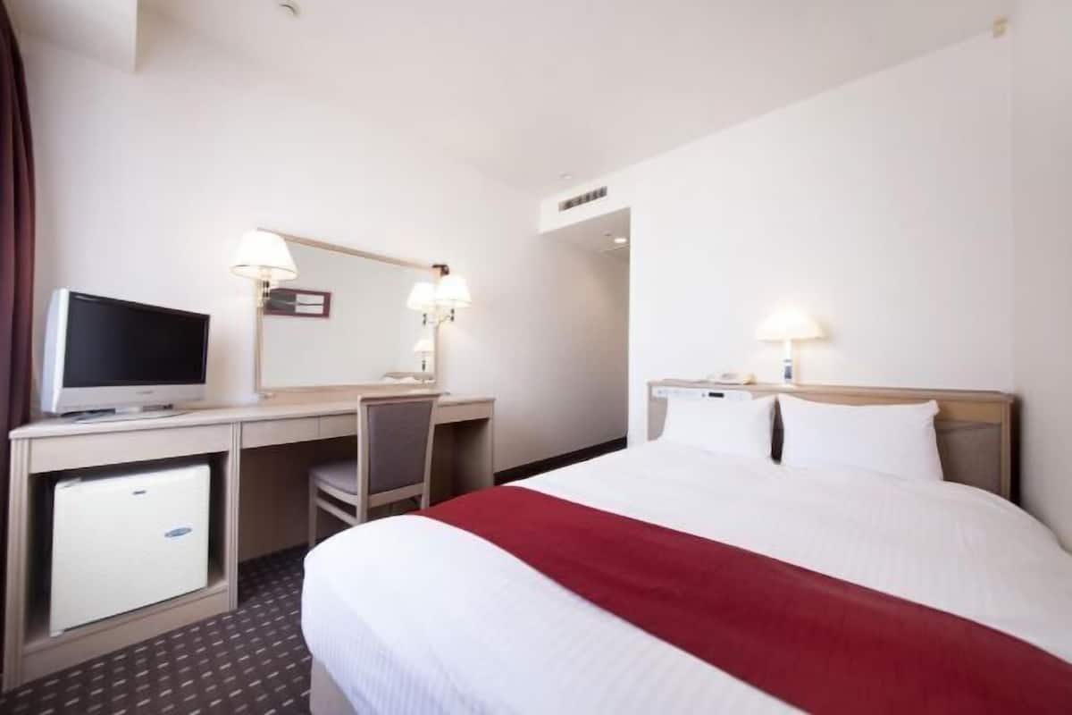 Premium bedding, in-room safe, desk, iron/ironing board