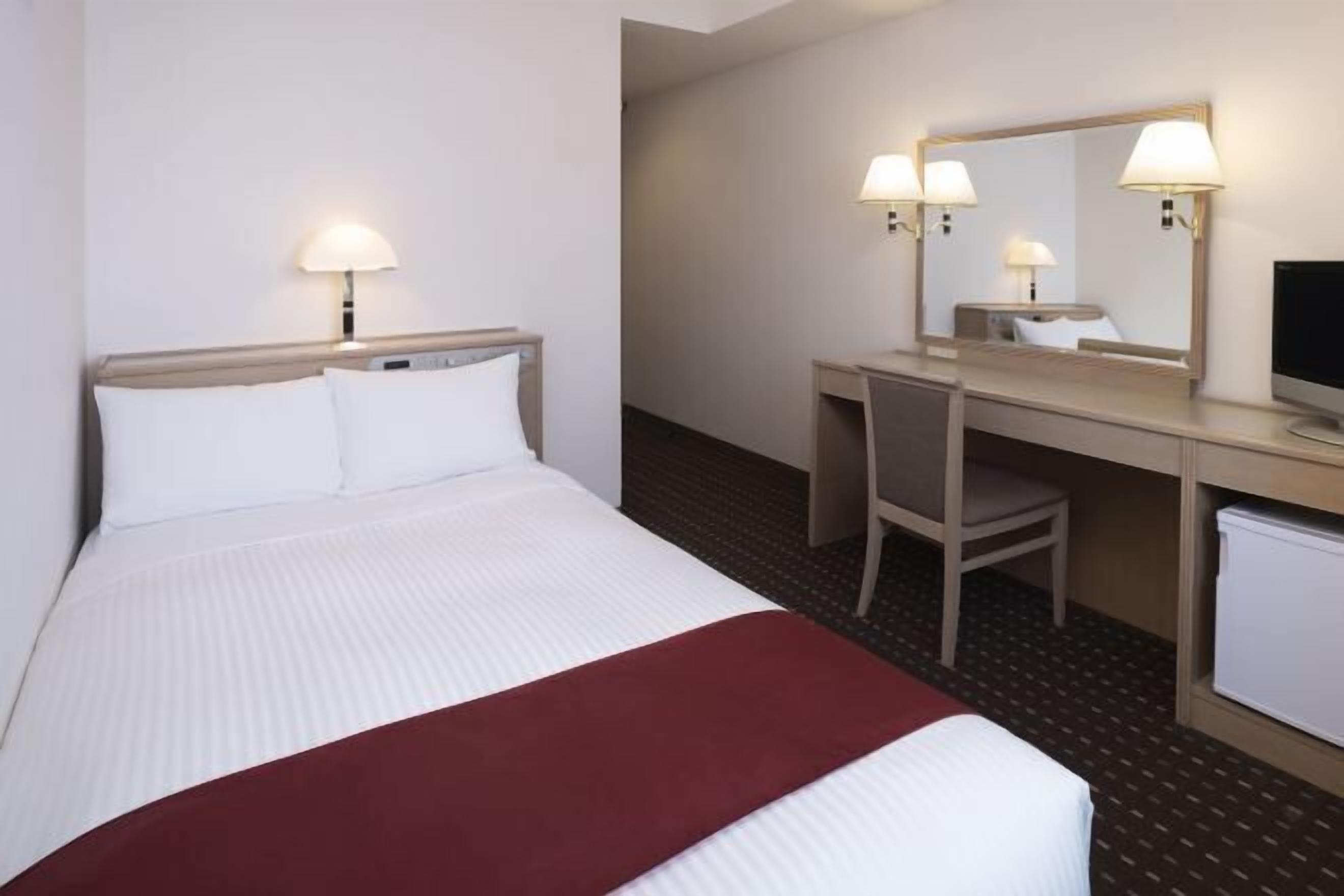 Premium bedding, in-room safe, desk, iron/ironing board