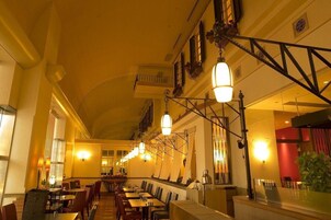 2 restaurantes, se sirve desayuno 