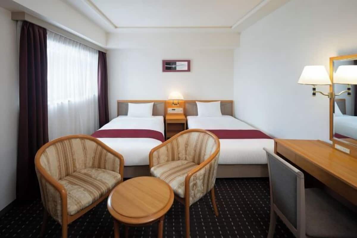 Premium bedding, in-room safe, desk, iron/ironing board