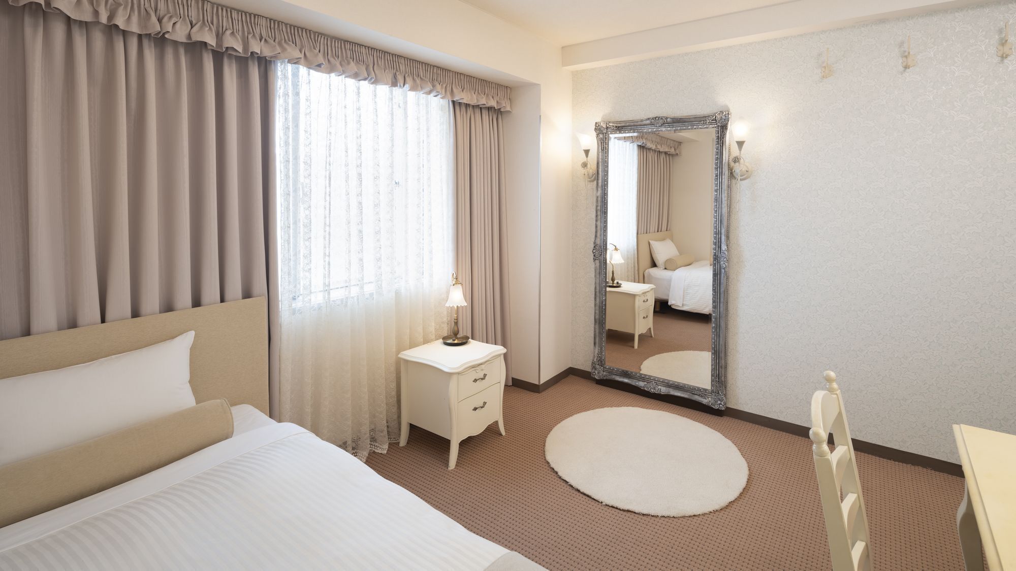 Luxe beddengoed, een kluis op de kamer, een bureau