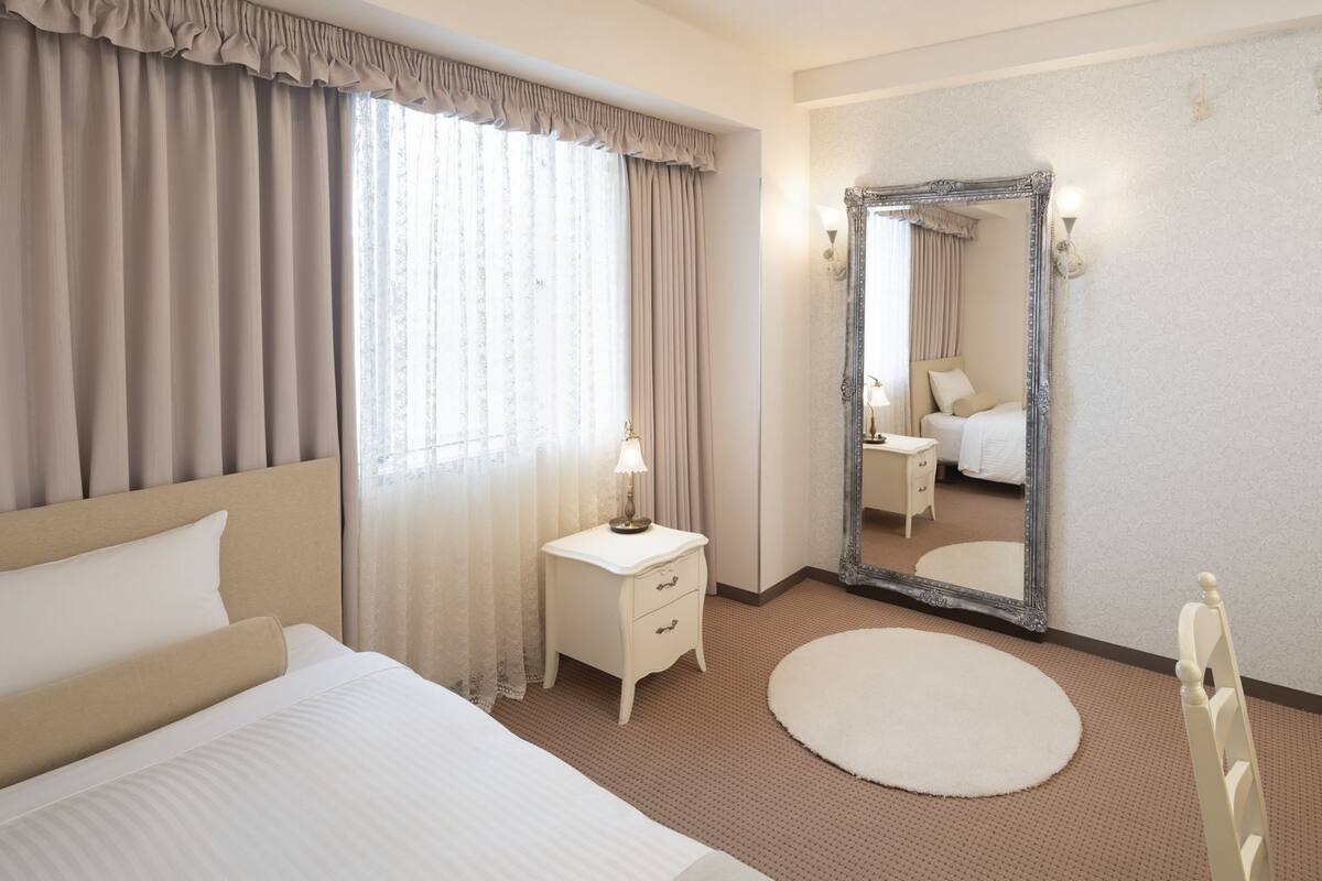 Premium bedding, in-room safe, desk, iron/ironing board (on request)
