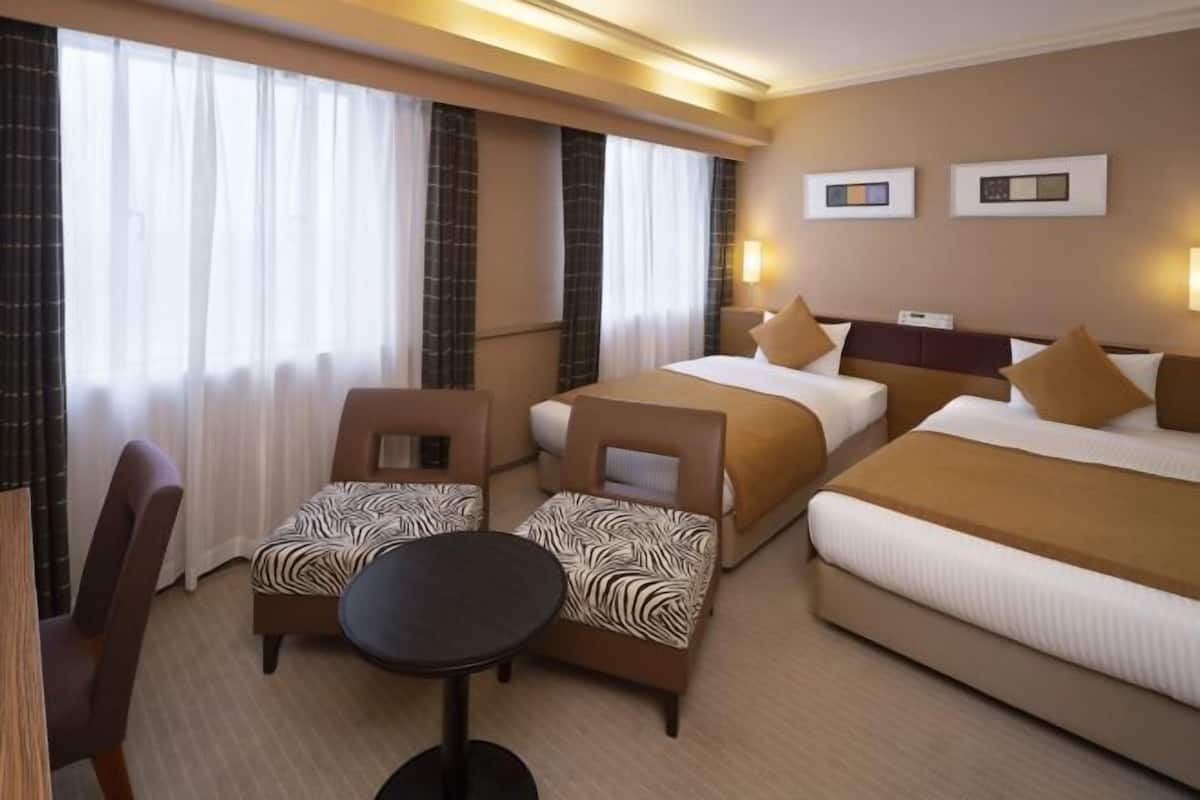 Premium bedding, in-room safe, desk, iron/ironing board