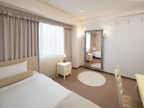 Premium bedding, in-room safe, desk, iron/ironing board - ART HOTEL Joetsu (Joetsu)