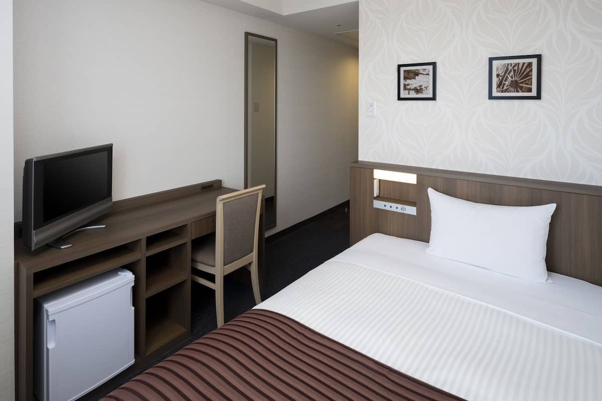 Premium bedding, in-room safe, desk, iron/ironing board (on request)