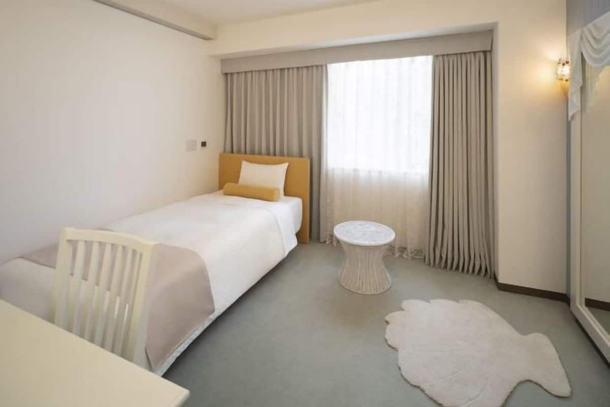 Premium bedding, in-room safe, desk, iron/ironing board