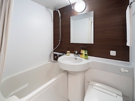 Bañera con ducha, artículos de tocador gratuitos, secador de pelo